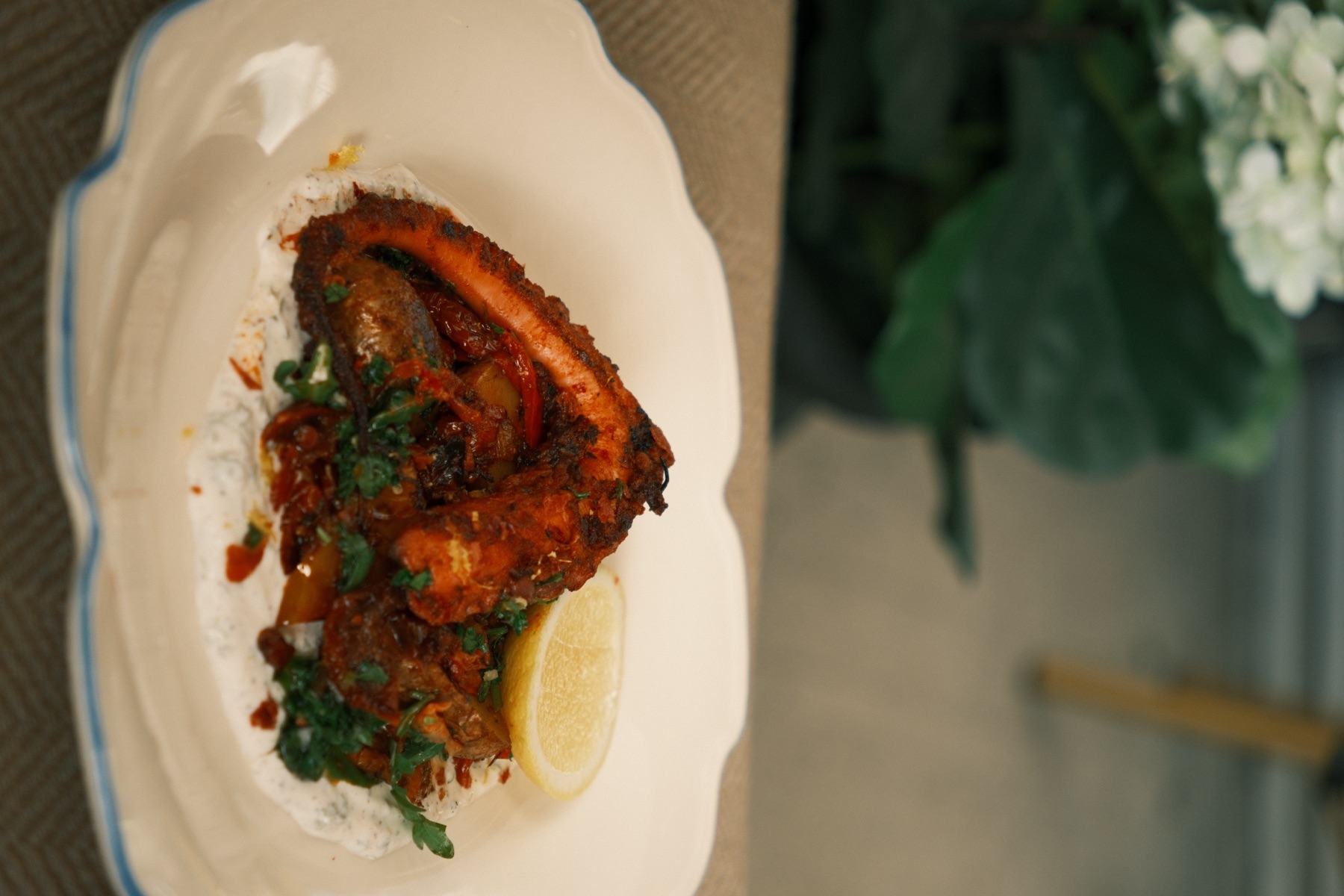 Poulpe grillé, sauce relevée