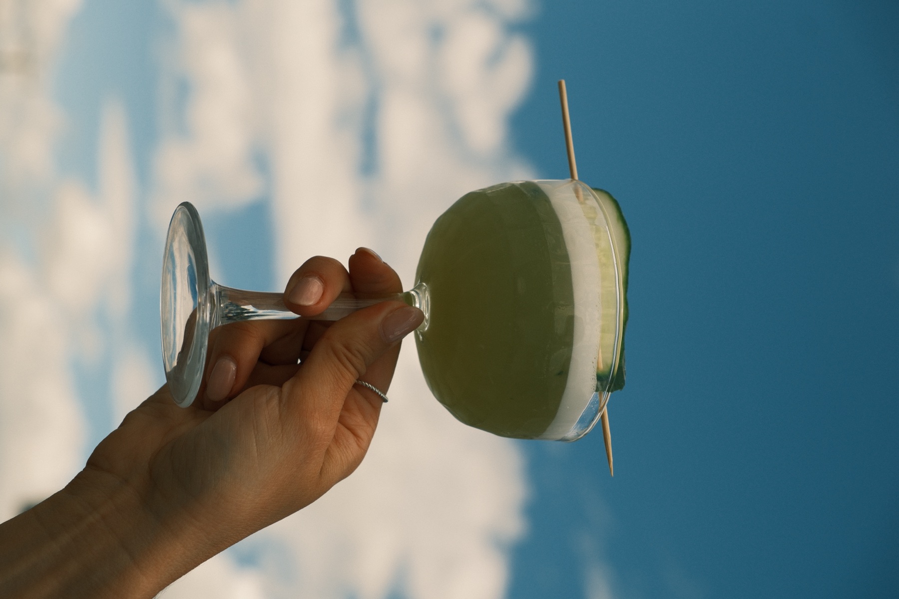 Cocktail vert au soleil