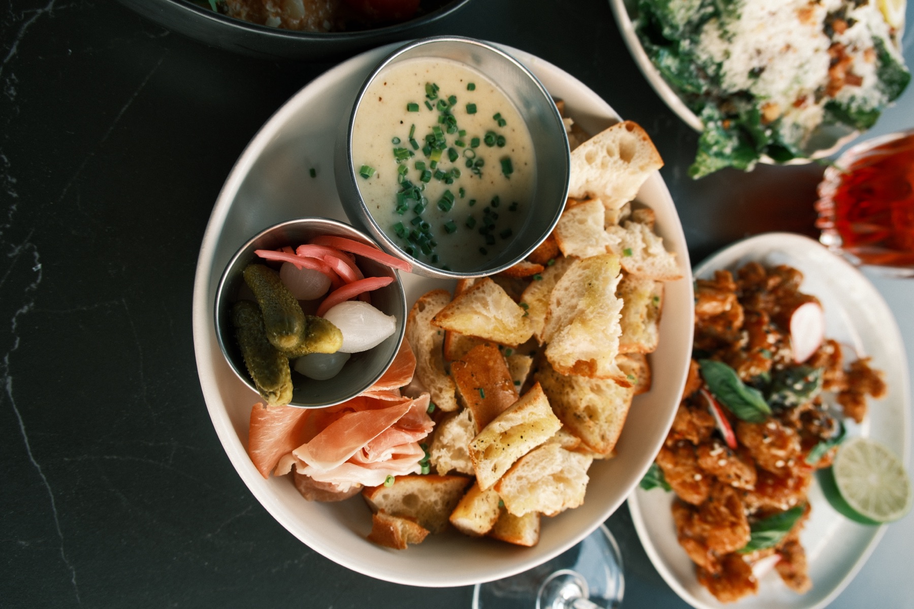 Bol de pain, soupe et charcuterie