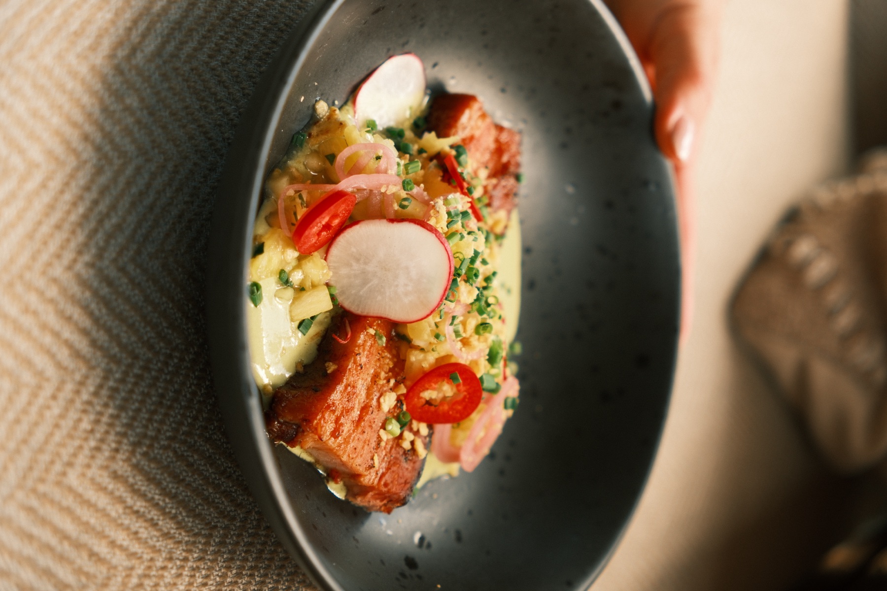Flanc de porc, radis et herbes
